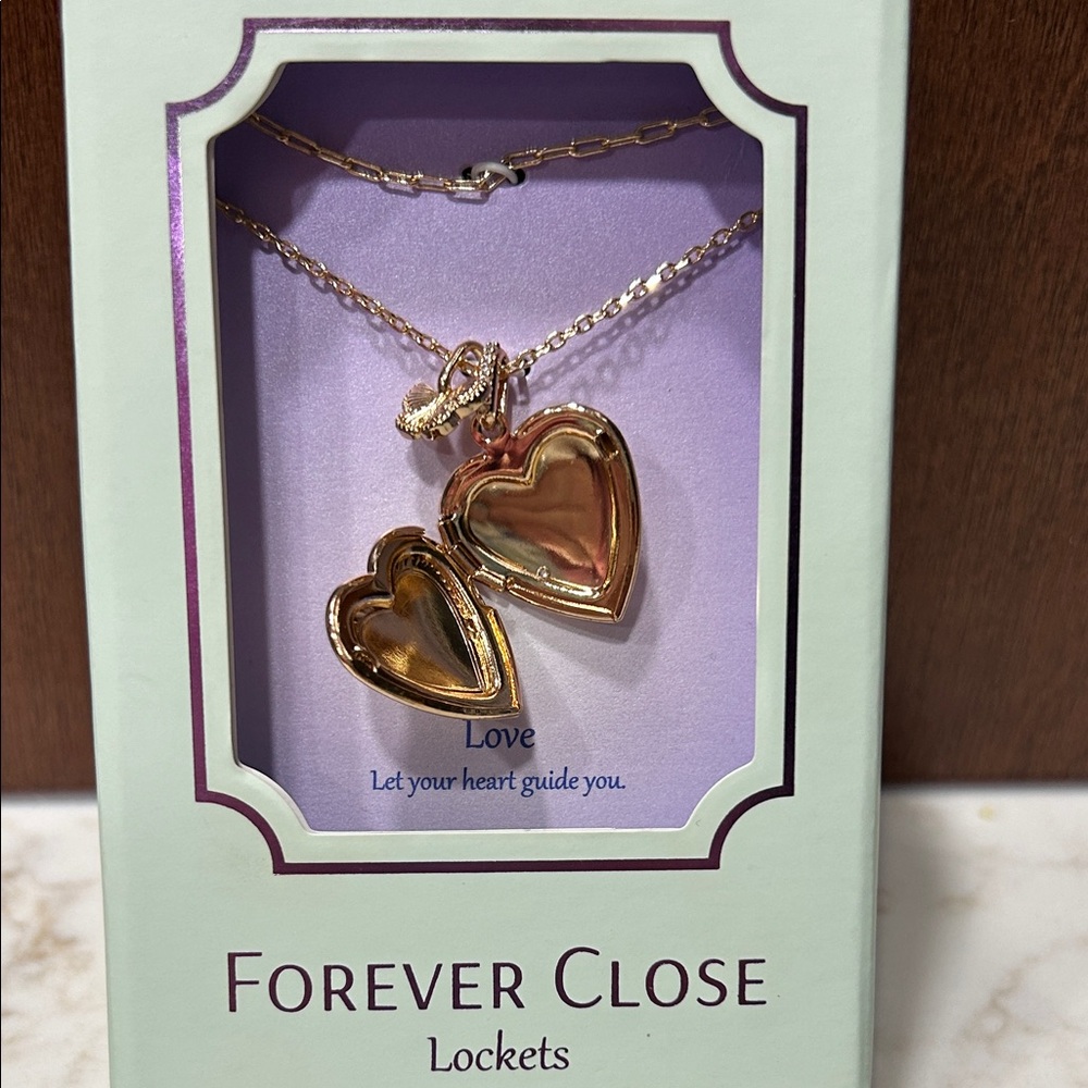 ❤️Forever Close❤️ Gold Heart Locket - Picture 4 of 4